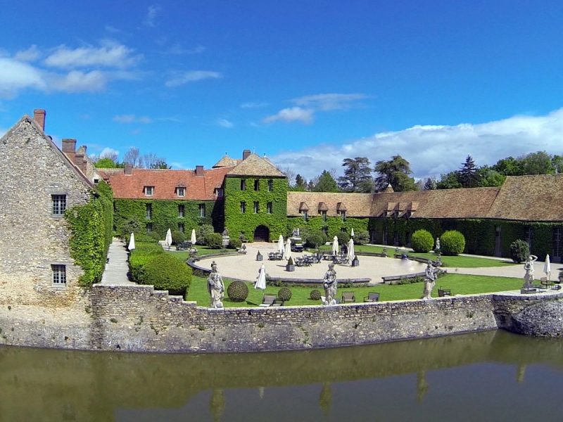 Chateau de Villiers le Mahieu et Spa - Cour d'Honneur