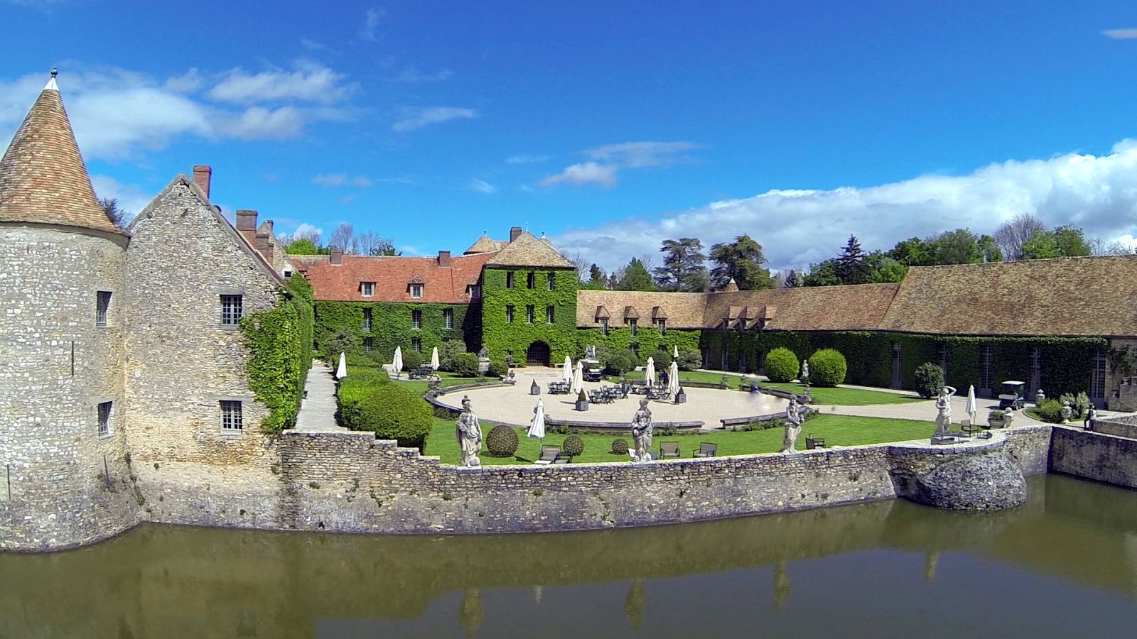 Chateau de Villiers le Mahieu et Spa - Cour d'Honneur