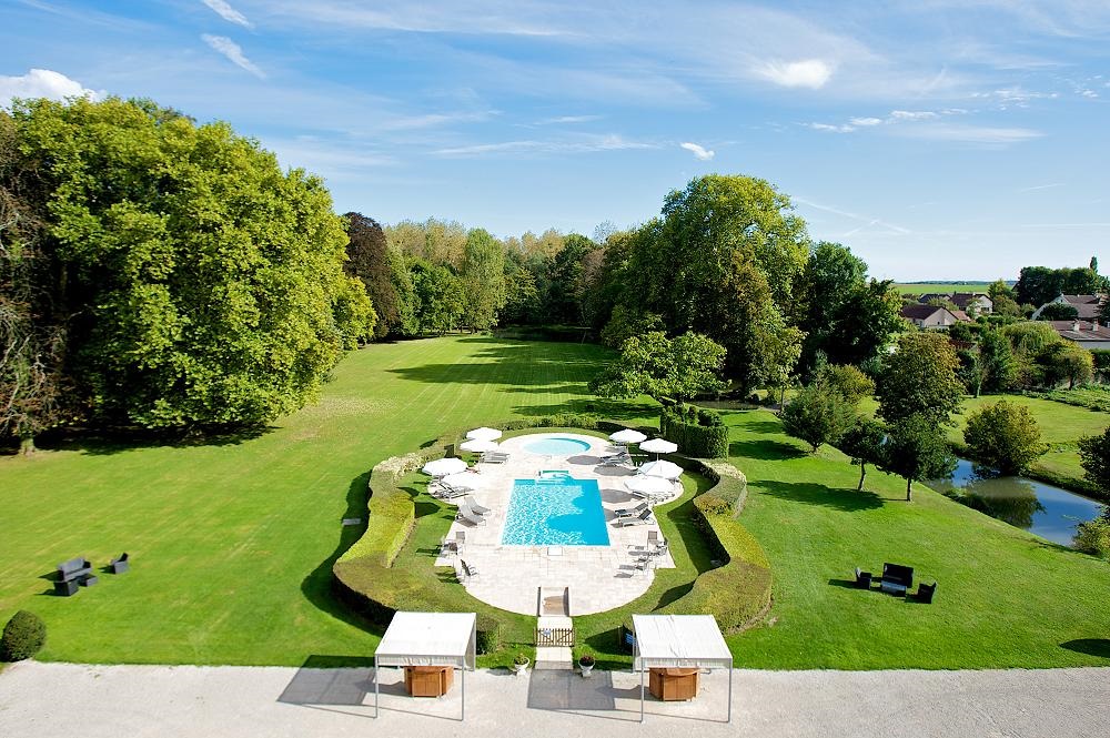 Chateau de saulon - piscine et arrière chateau