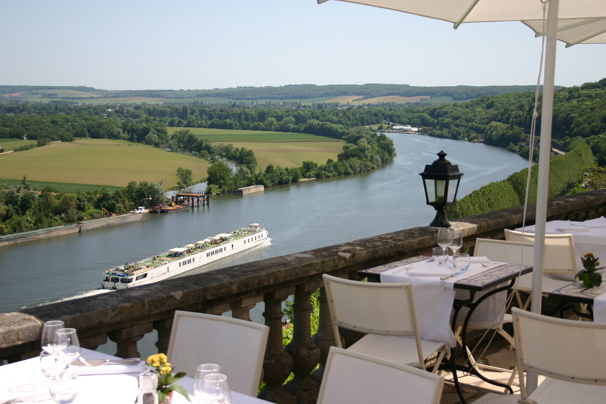 La corniche Hôtel au bord de la Seine