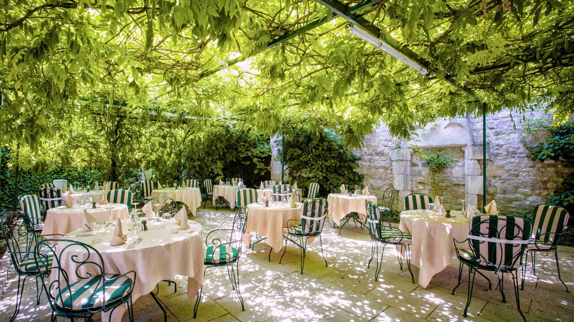 chateau-de-gilly-beaune-dijon-bourgogne-patio-jardin-101-seminaires