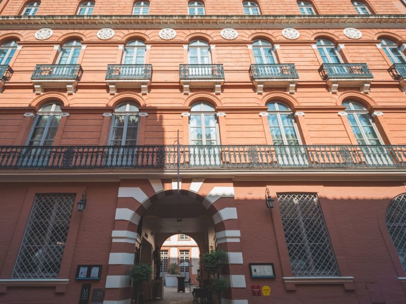 la-cour-des-consuls-cites-hotels-toulouse-occitanie-facade-101-seminaires