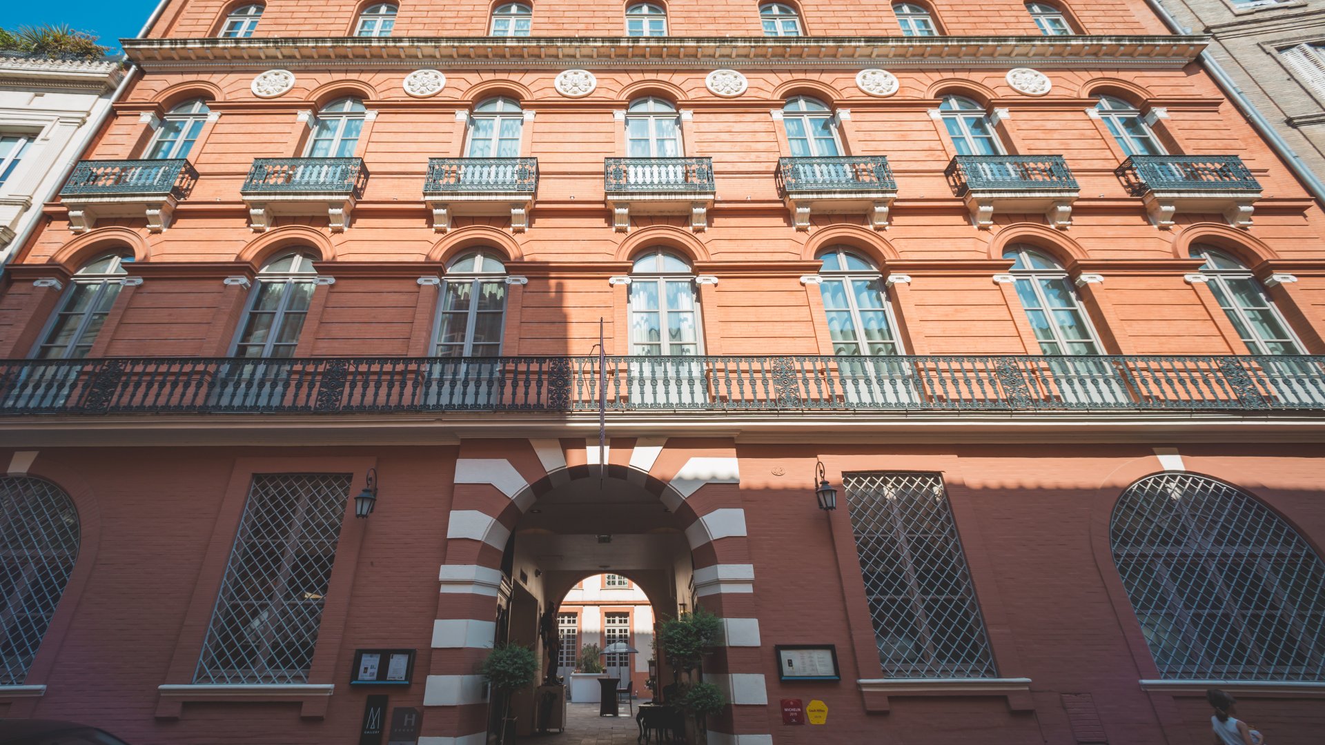 la-cour-des-consuls-cites-hotels-toulouse-occitanie-facade-101-seminaires